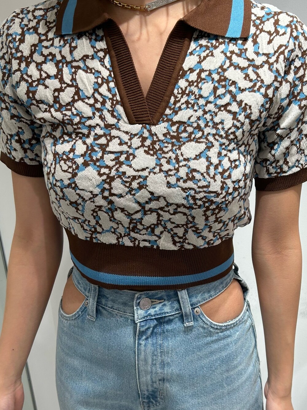 ブルー系のデニムパンツ、ブラウン系のニット/セーターを着用したレディースの春コーディネートの3枚目の写真