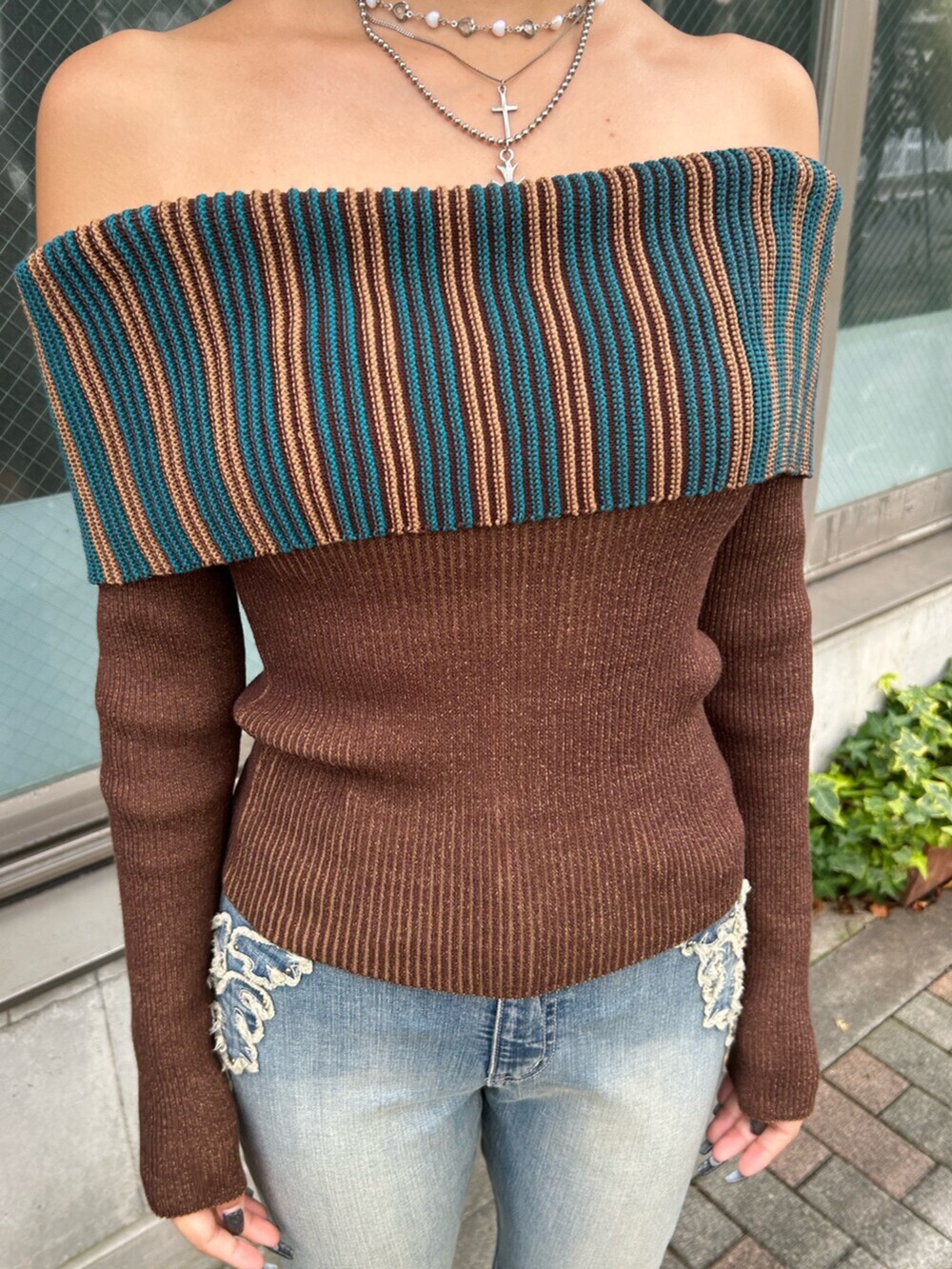 ブラウン系のニット/セーター、ベージュ系のスリッポン、ブルー系のデニムパンツを着用したレディースの秋コーディネートの7枚目の写真