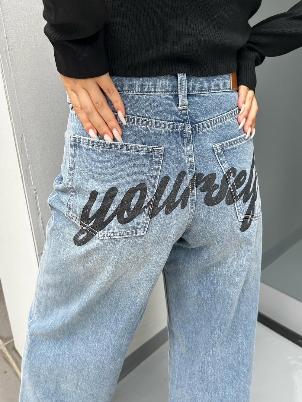 ブルー系のデニムパンツ、ピンク系のブルゾン、ブラック系のローファーを着用したレディースの秋コーディネートの3枚目の写真