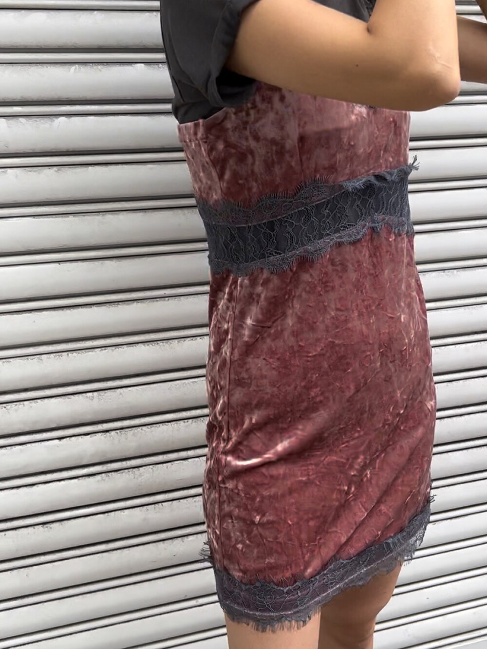 ピンク系のワンピース、グレー系のTシャツ/カットソー、ブラック系のブーツを着用したレディースの春コーディネートの2枚目の写真