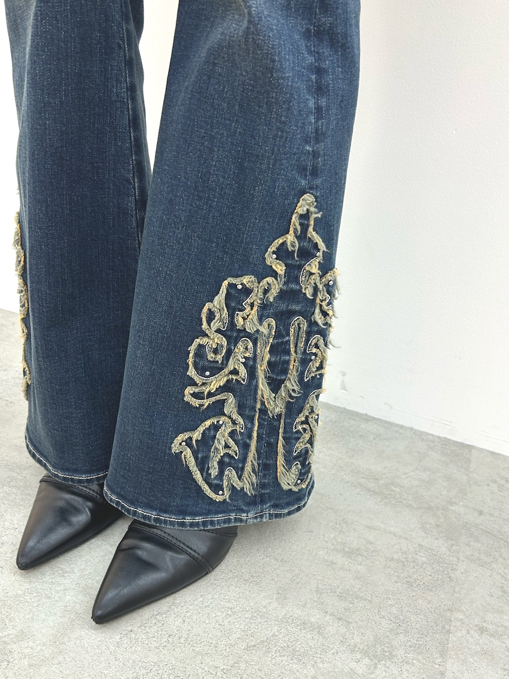 ブラウン系のブルゾン、ホワイト系のニット/セーター、ブルー系のデニムパンツを着用したレディースの秋コーディネートの8枚目の写真