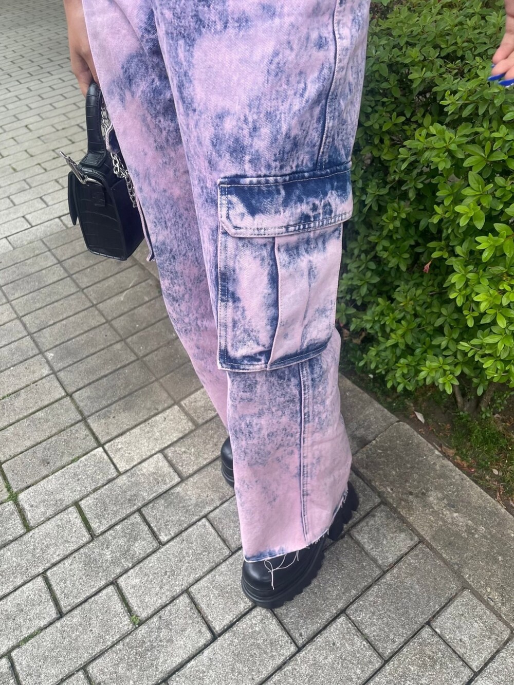 ピンク系のデニムパンツ、ホワイト系のTシャツ/カットソーを着用したレディースの夏コーディネートの2枚目の写真