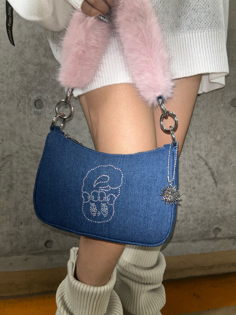 ホワイト系のニット/セーター、ブルー系のハンドバッグ、ブラウン系のブーツを着用したレディースの秋コーディネートの7枚目の写真