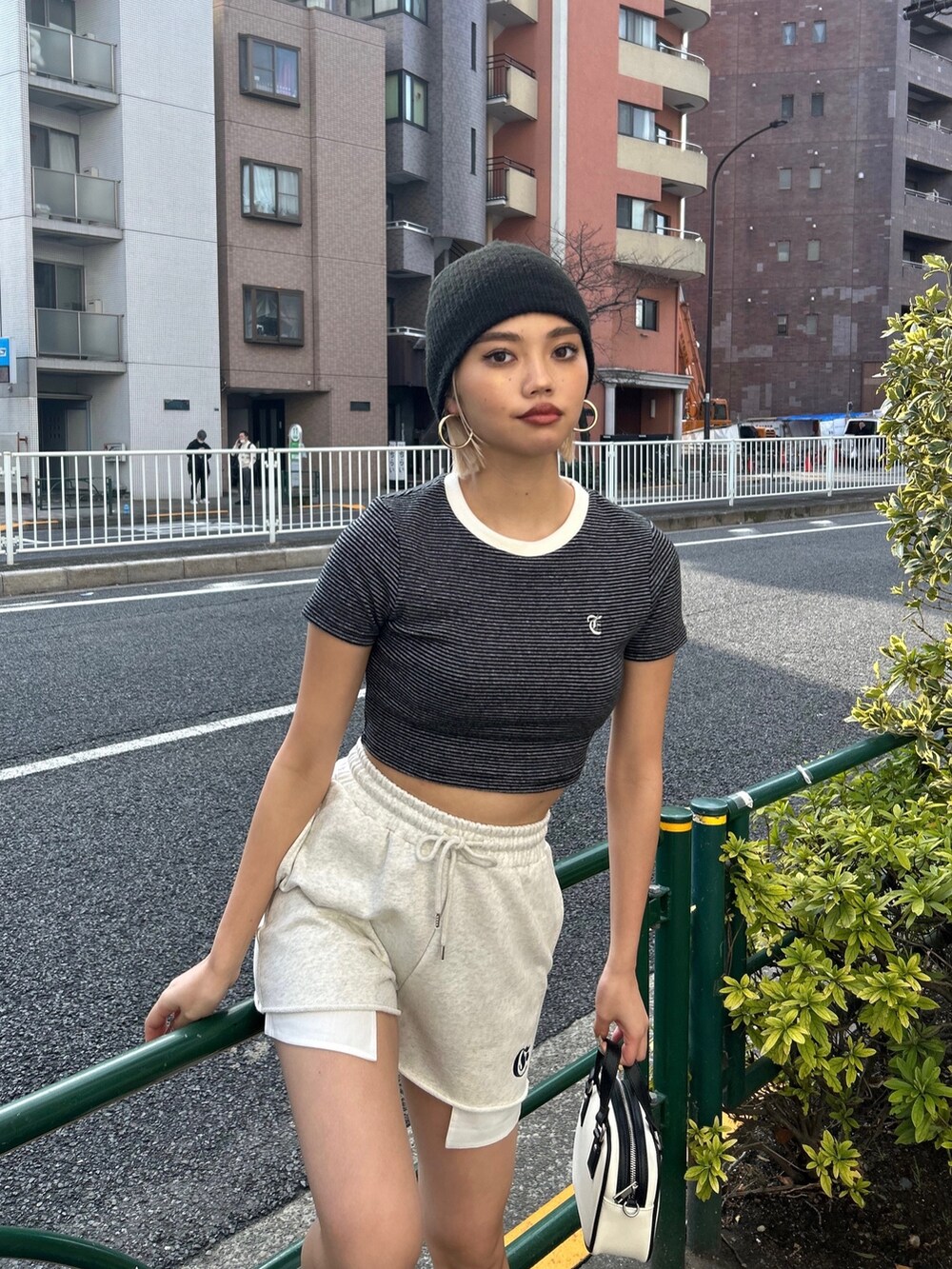 ブラック系のTシャツ/カットソー、ホワイト系のブーツを着用したレディースの春コーディネートの2枚目の写真