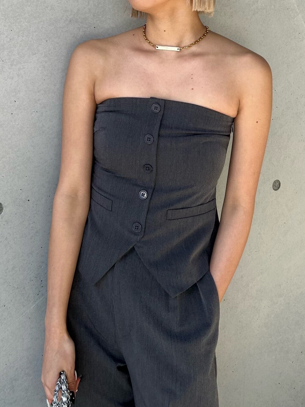 グレー系のその他パンツ、グレー系のキャミソール、グレー系のテーラードジャケットを着用したレディースの冬コーディネートの2枚目の写真