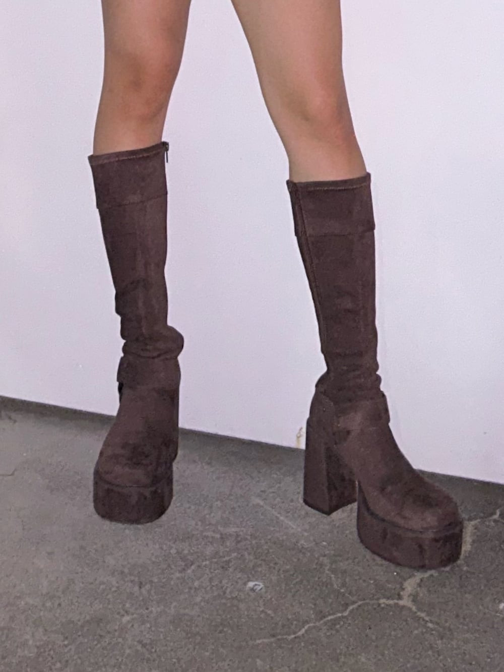 その他のブルゾン、ブラック系のスカート、ブラウン系のブーツを着用したレディースの秋コーディネートの3枚目の写真