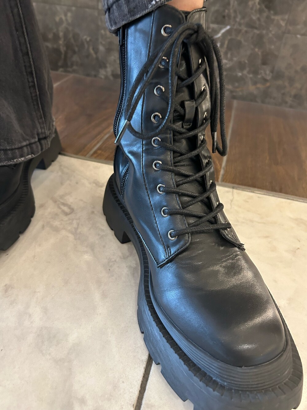 ブラック系のデニムジャケット、ブラック系のデニムパンツ、グレー系のTシャツ/カットソーを着用したレディースの秋コーディネートの6枚目の写真