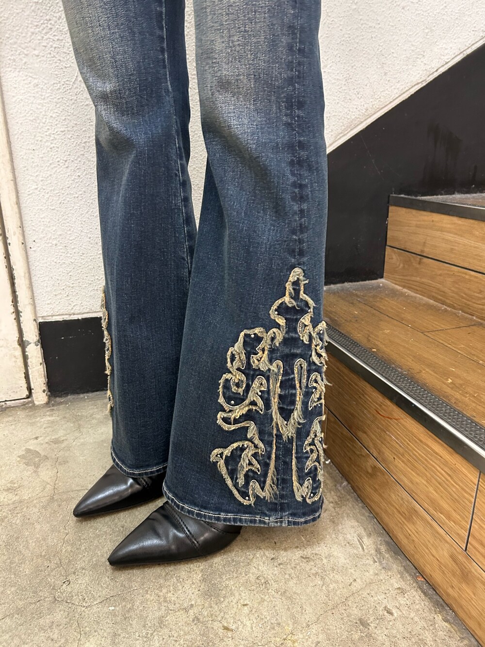 ホワイト系のニット/セーター、ブラック系のショルダーバッグ、ブルー系のデニムパンツを着用したレディースの秋コーディネートの8枚目の写真