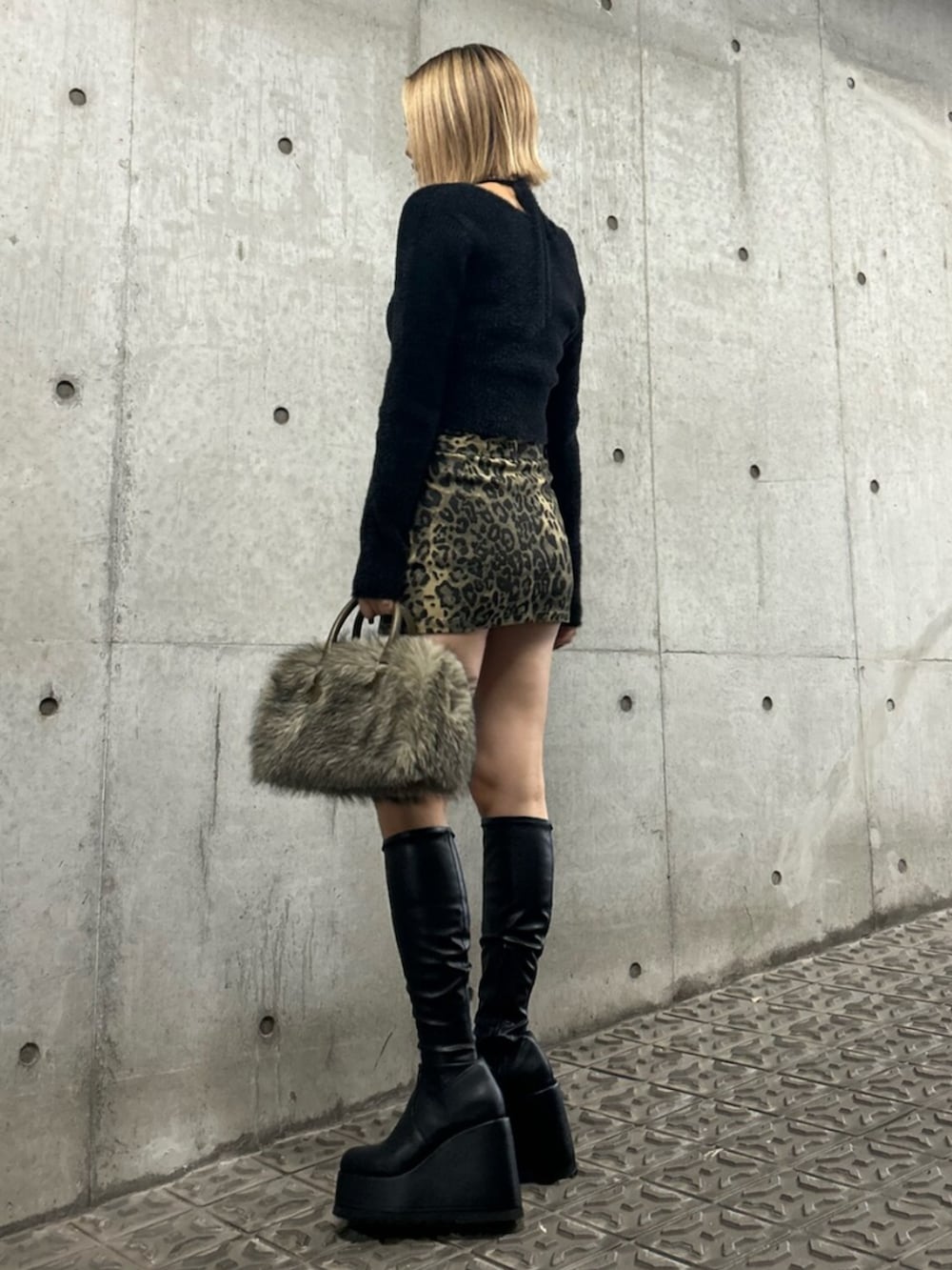 ブラック系のブーツ、その他のスカート、ブラック系のニット/セーターを着用したレディースの秋コーディネートの4枚目の写真