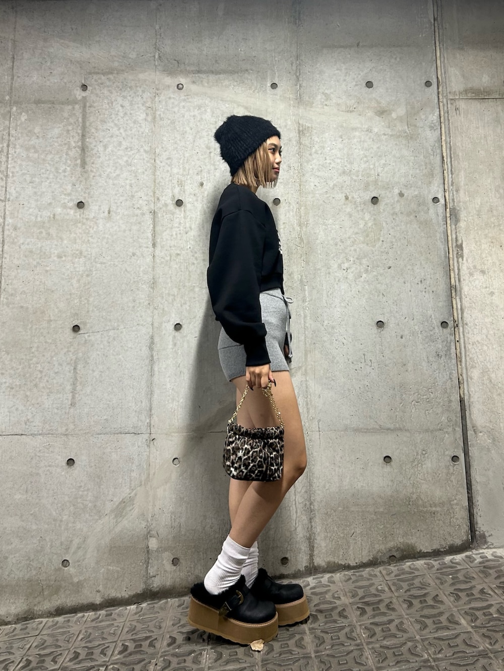 ブラック系のスウェット、ブラック系のスリッポン、グレー系のその他パンツを着用したレディースの秋コーディネートの2枚目の写真