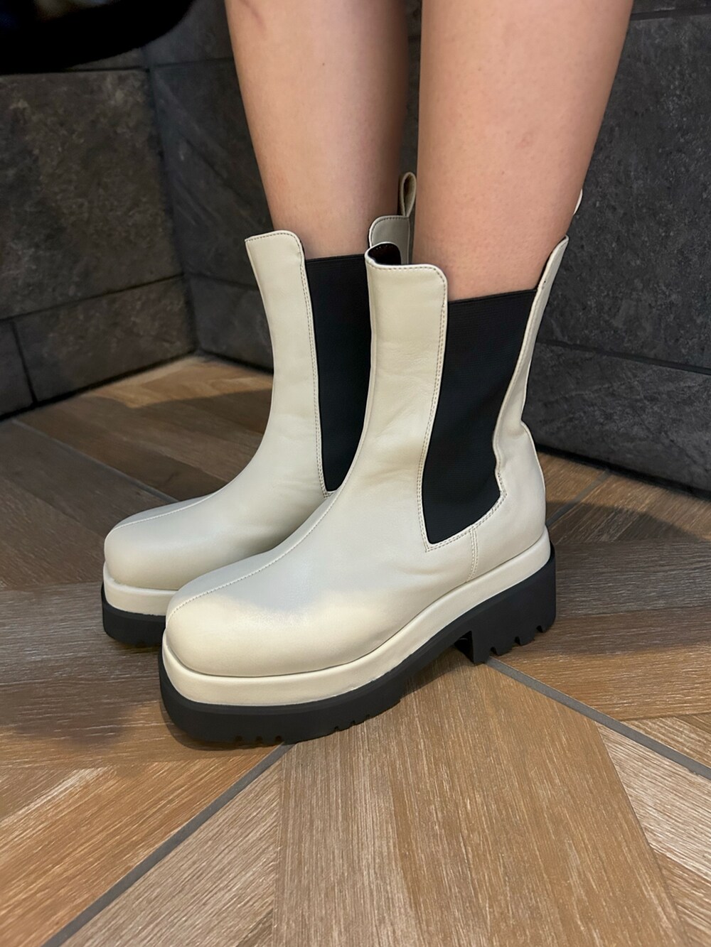 ホワイト系のダウンジャケット/コート、ブラック系のニット/セーター、ブラック系のその他パンツを着用したレディースの冬コーディネートの3枚目の写真