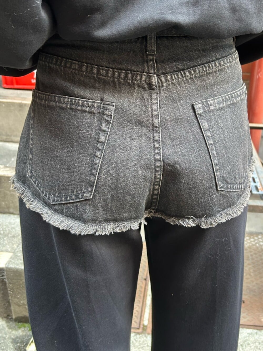 ブラック系のスリッポン、ブラック系のスウェットパンツ、ブラック系のパーカーを着用したレディースの秋コーディネートの8枚目の写真