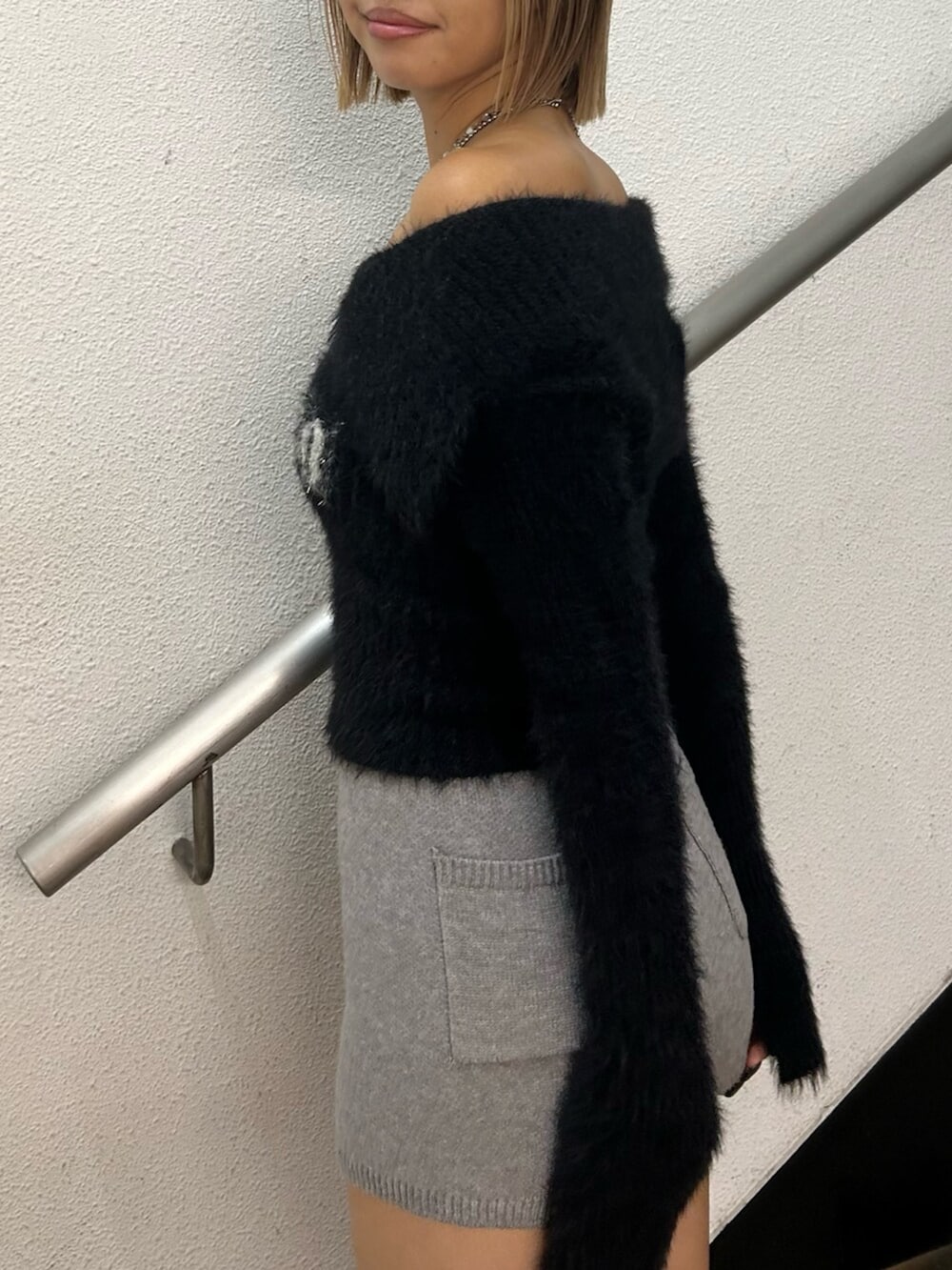 ブラック系のブーツ、ブラック系のニット/セーター、グレー系のその他パンツを着用したレディースの秋コーディネートの5枚目の写真