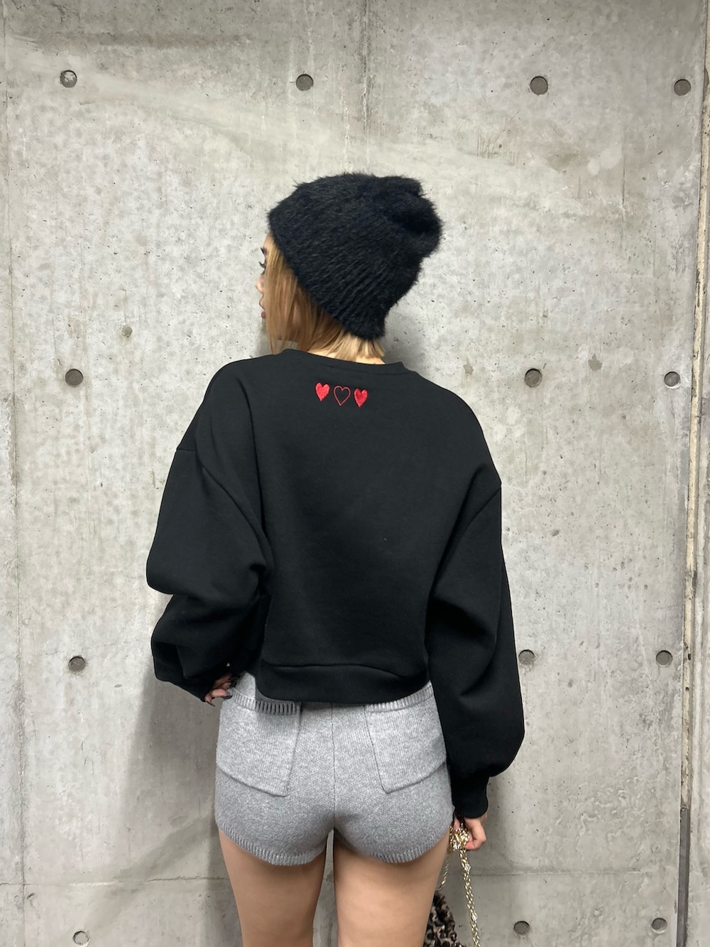 ブラック系のスウェット、ブラック系のスリッポン、グレー系のその他パンツを着用したレディースの秋コーディネートの6枚目の写真