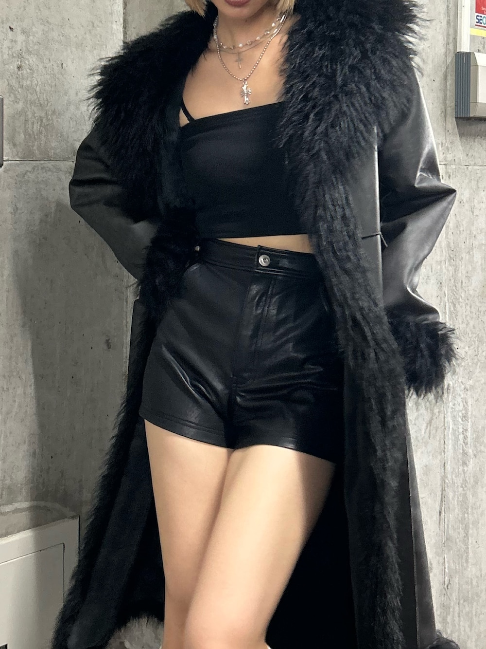 ブラック系のその他パンツ、ブラック系のムートンコート、ブラック系のブーツを着用したレディースの夏コーディネートの3枚目の写真