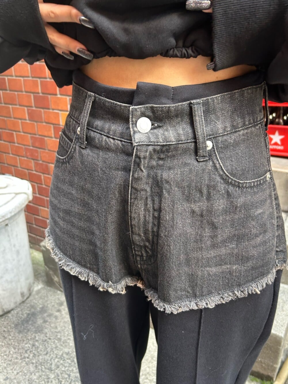 ブラック系のスリッポン、ブラック系のスウェットパンツ、ブラック系のパーカーを着用したレディースの秋コーディネートの7枚目の写真