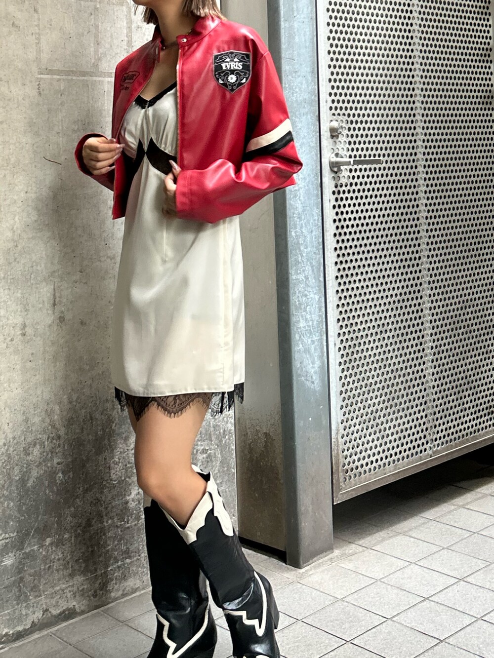 レッド系のライダースジャケット、ホワイト系のワンピース、その他のブーツを着用したレディースの夏コーディネートの3枚目の写真