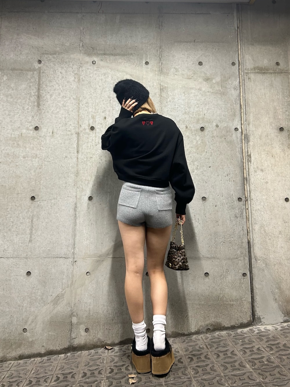 ブラック系のスウェット、ブラック系のスリッポン、グレー系のその他パンツを着用したレディースの秋コーディネートの3枚目の写真