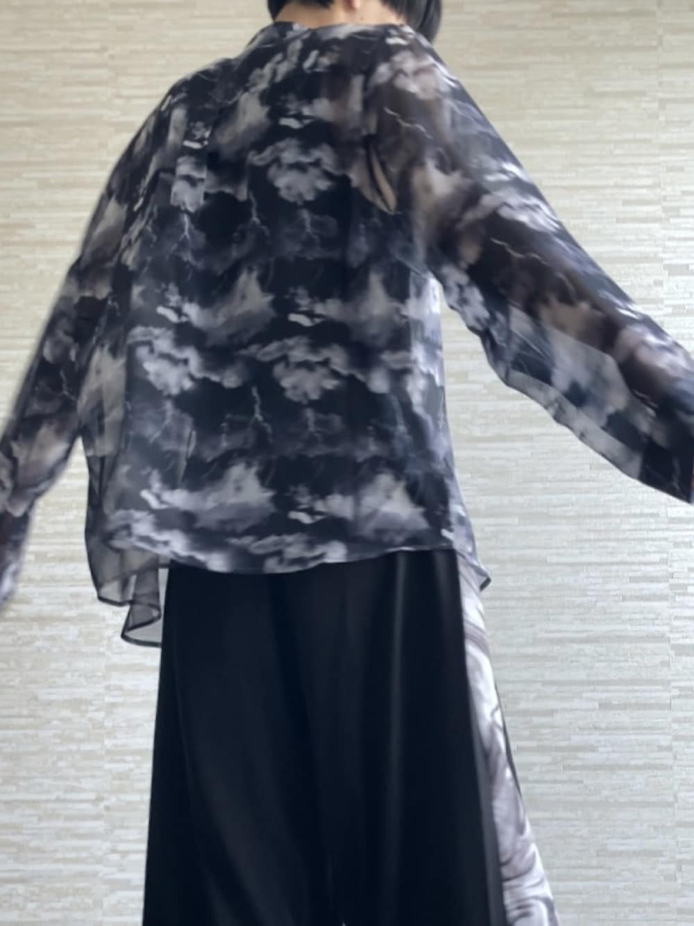 ブラック系のシャツ/ブラウス、ブラック系のその他パンツ、ブラック系のタンクトップを着用したメンズの春コーディネートの4枚目の写真