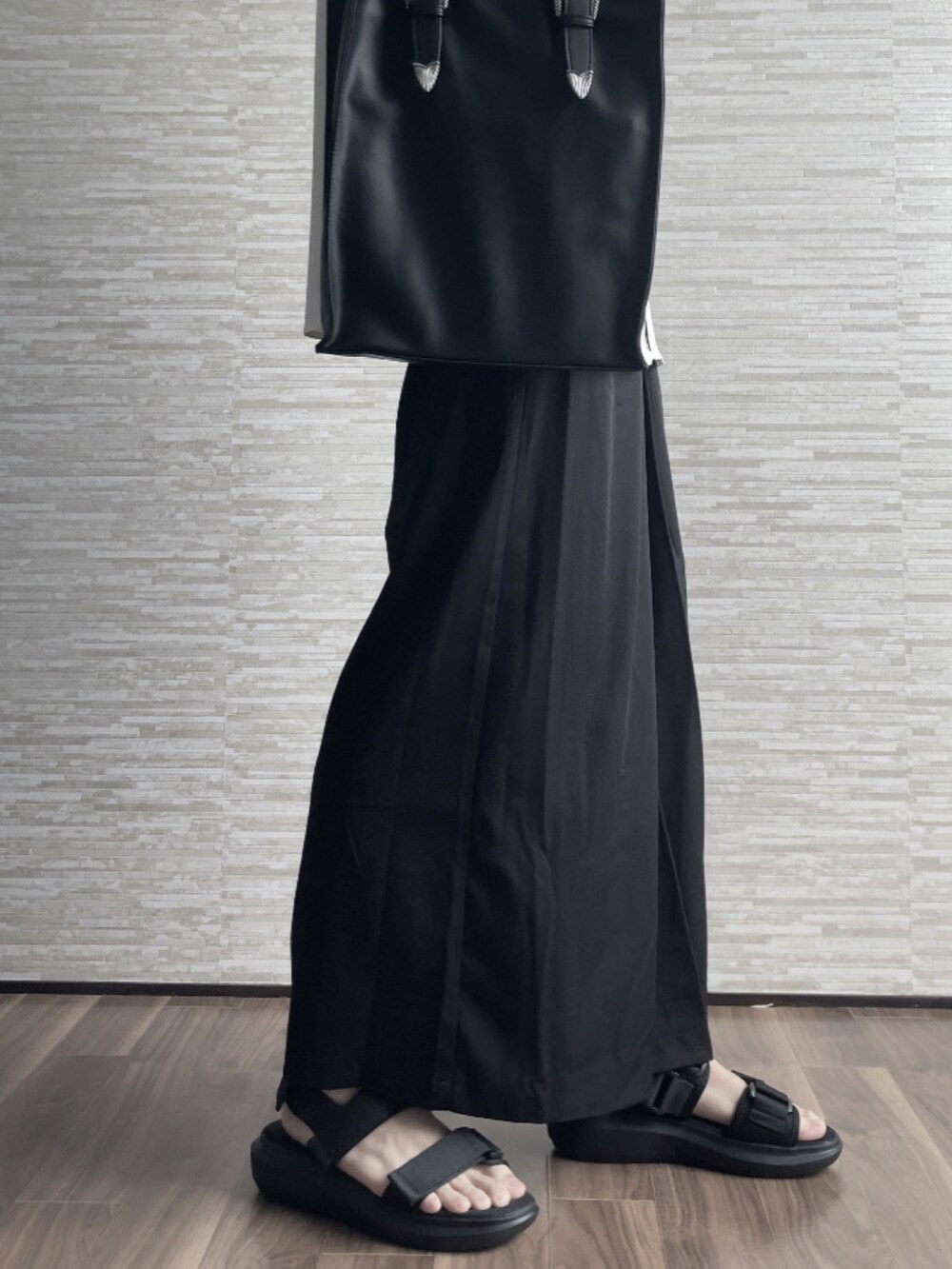 ブラック系のトートバッグ、ホワイト系のシャツ/ブラウス、ブラック系のその他パンツを着用したメンズの春コーディネートの3枚目の写真