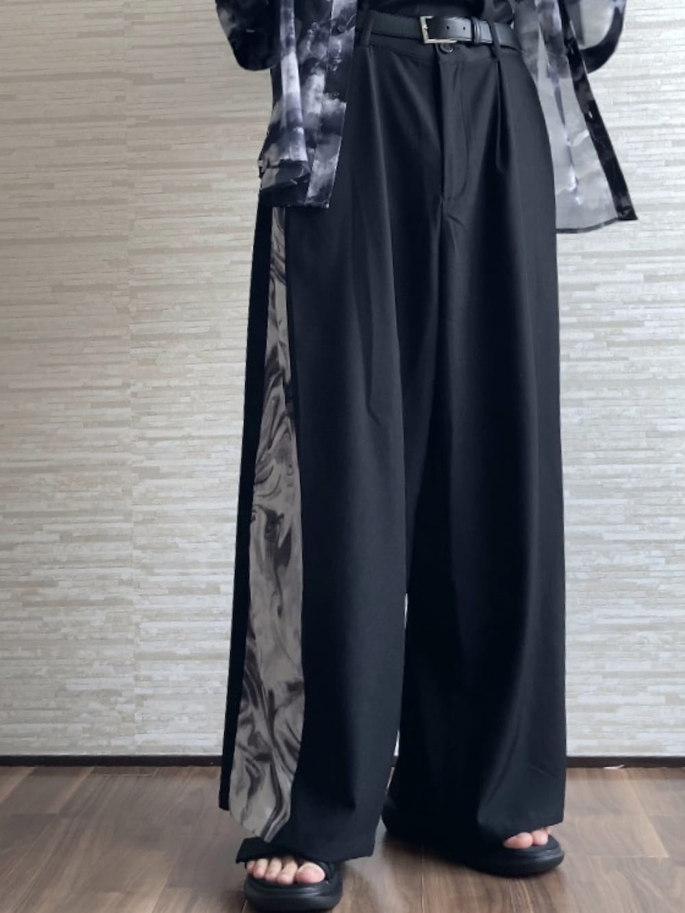 ブラック系のシャツ/ブラウス、ブラック系のその他パンツ、ブラック系のタンクトップを着用したメンズの春コーディネートの3枚目の写真