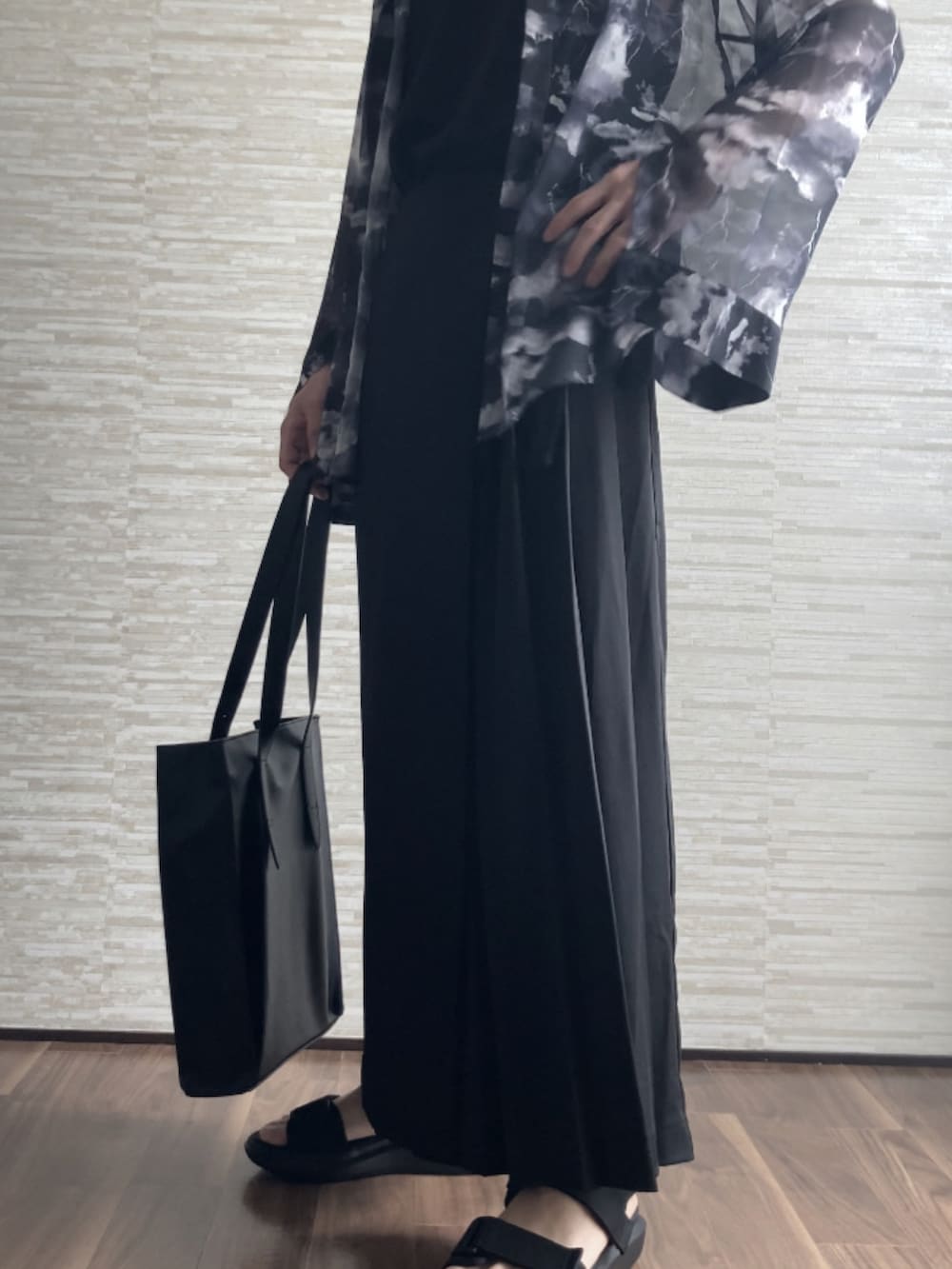 ブラック系のトートバッグ、ブラック系のその他パンツ、ブラック系のシャツ/ブラウスを着用したメンズの春コーディネートの2枚目の写真