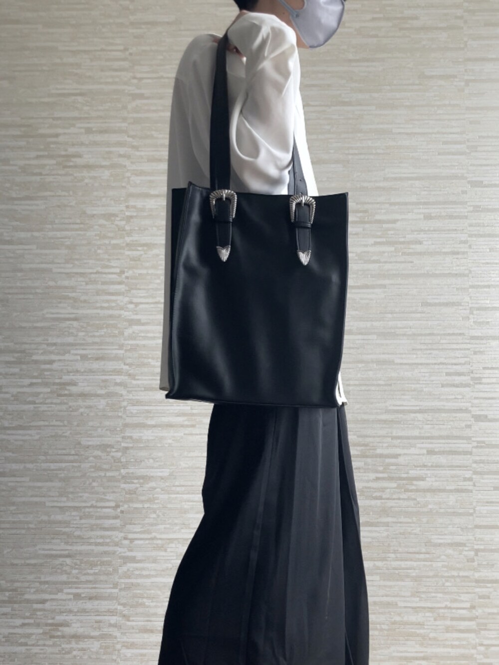 ブラック系のトートバッグ、ホワイト系のシャツ/ブラウス、ブラック系のその他パンツを着用したメンズの春コーディネートの2枚目の写真