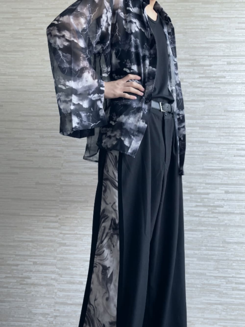 ブラック系のシャツ/ブラウス、ブラック系のその他パンツ、ブラック系のタンクトップを着用したメンズの春コーディネートの2枚目の写真