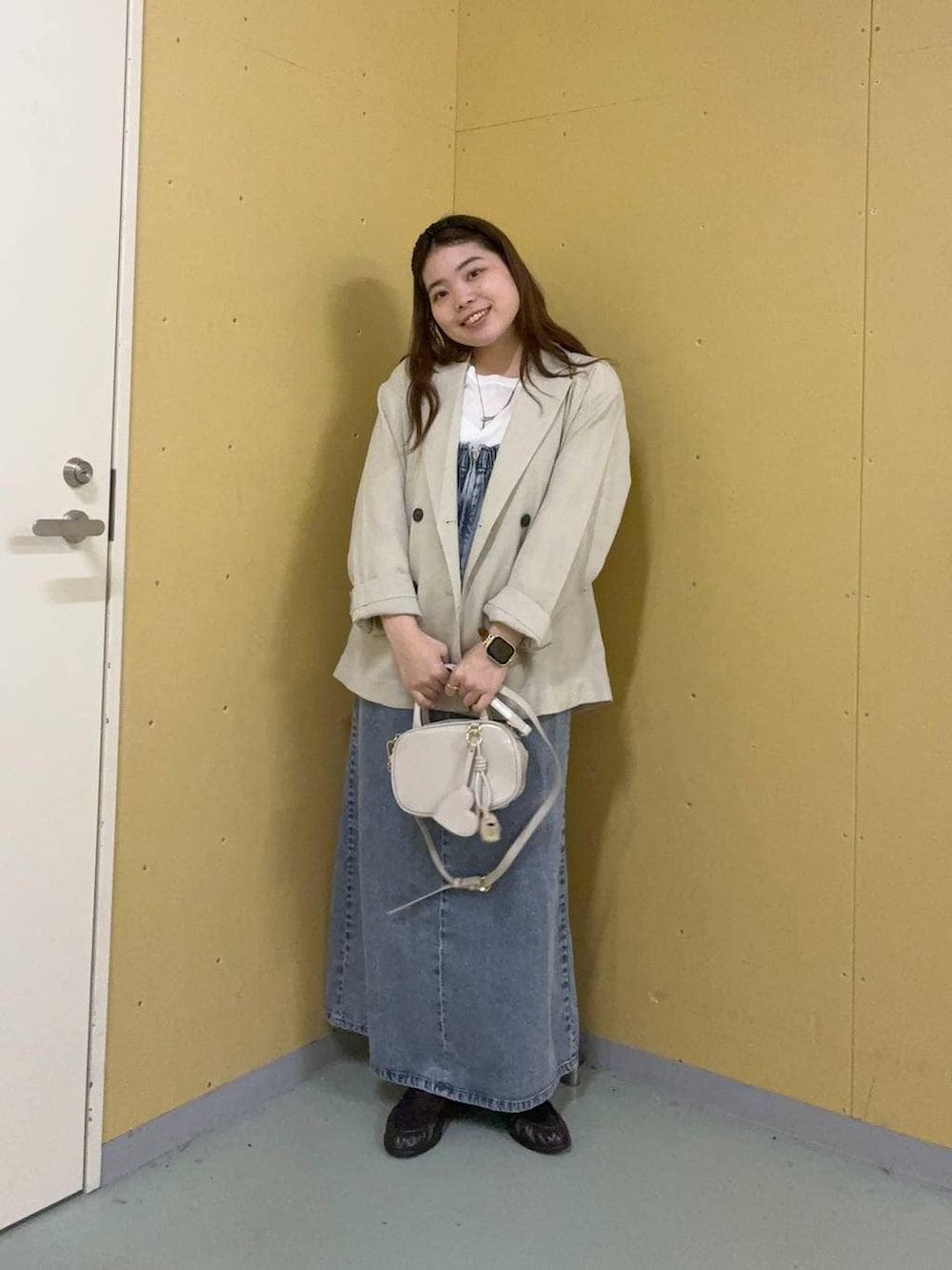 ホワイト系のTシャツ/カットソー、ホワイト系のボストンバッグ、ベージュ系のその他アウターを着用したレディースの春コーディネートの2枚目の写真