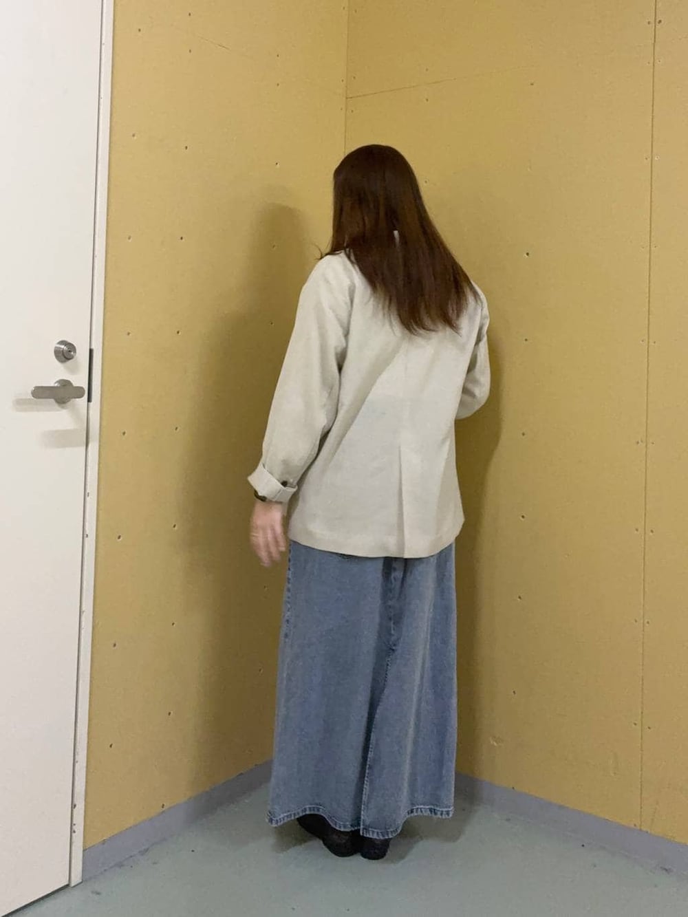 ホワイト系のTシャツ/カットソー、ホワイト系のボストンバッグ、ベージュ系のその他アウターを着用したレディースの春コーディネートの3枚目の写真