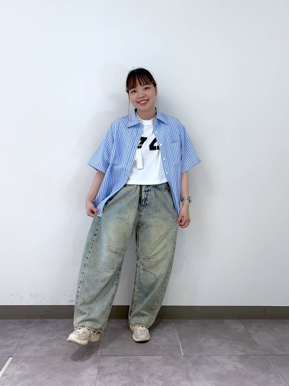 ホワイト系のTシャツ/カットソー、ベージュ系のスニーカー、ブルー系のシャツ/ブラウスを着用したレディースの夏コーディネートの3枚目の写真