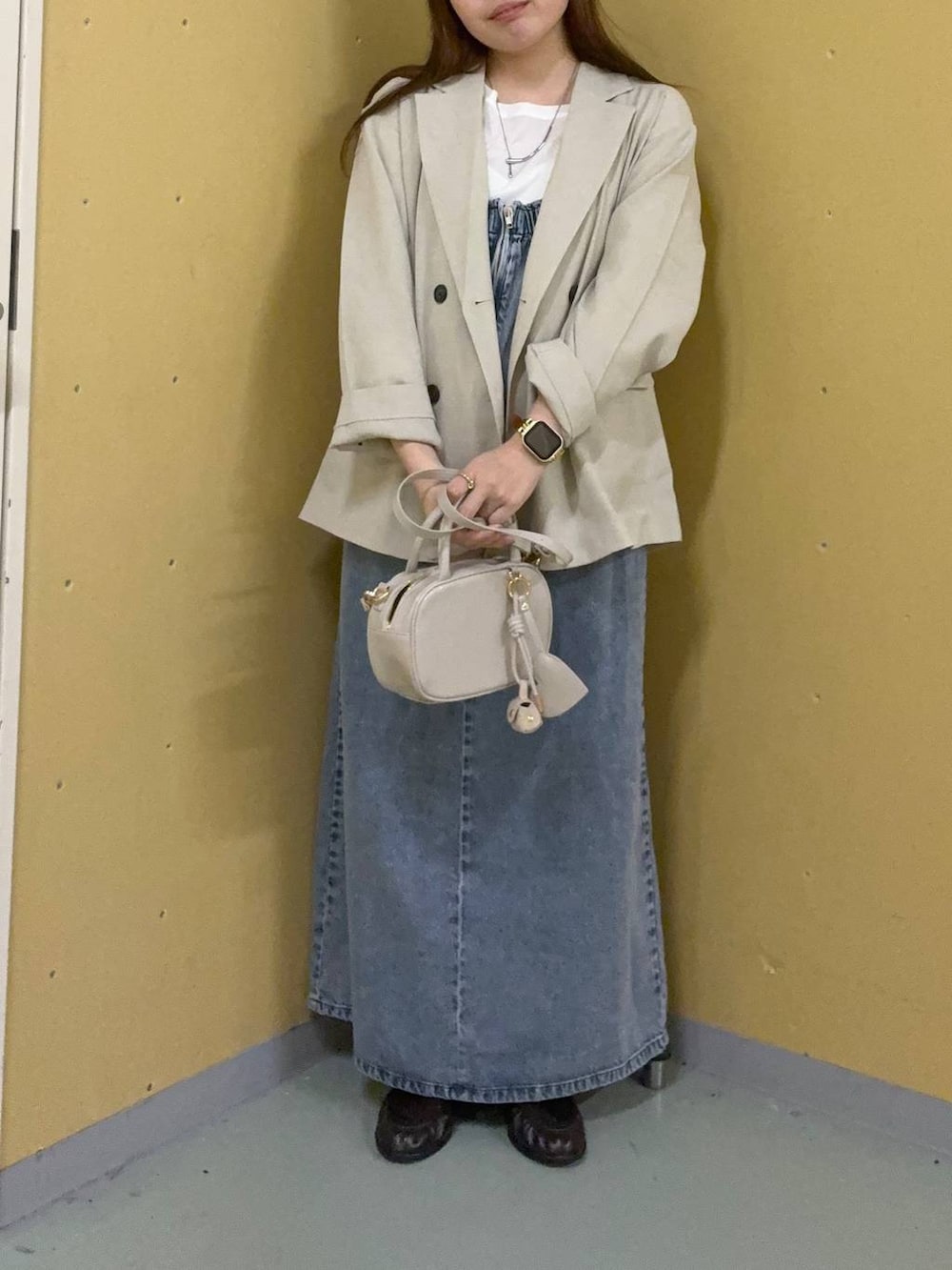 ホワイト系のTシャツ/カットソー、ホワイト系のボストンバッグ、ベージュ系のその他アウターを着用したレディースの春コーディネートの4枚目の写真