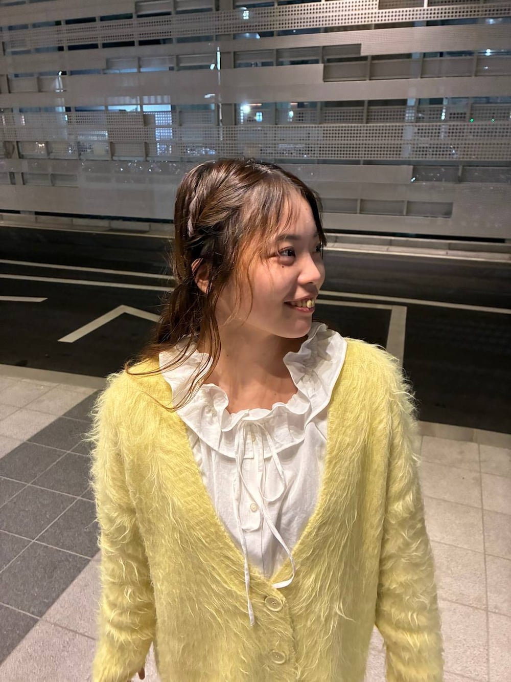 ホワイト系のスカート、イエロー系のカーディガン/ボレロ、ホワイト系のシャツ/ブラウスを着用したレディースの秋コーディネートの2枚目の写真