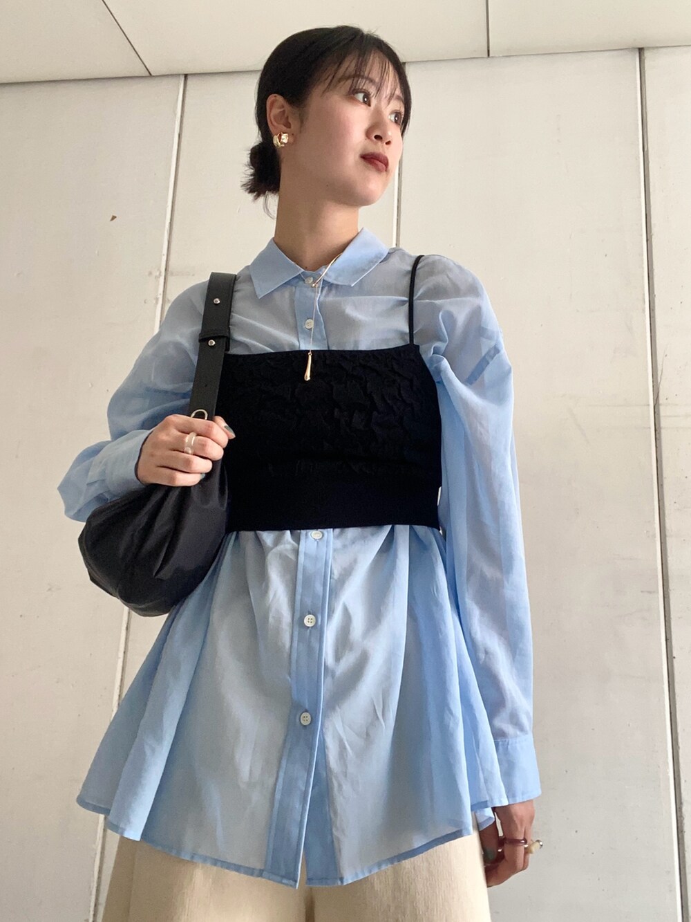 ブルー系のシャツ/ブラウス、ブラック系のトップス、ホワイト系のその他パンツを着用したレディースの秋コーディネートの2枚目の写真