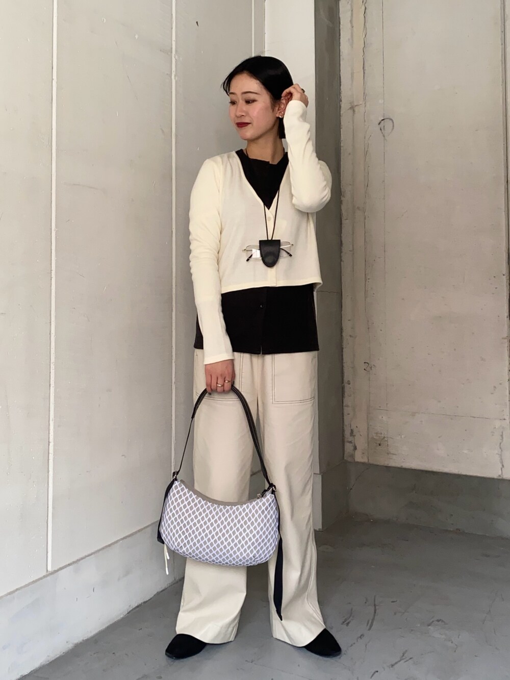 ホワイト系のその他パンツ、ホワイト系のアンサンブル、ホワイト系のバッグを着用したレディースの冬コーディネートの2枚目の写真