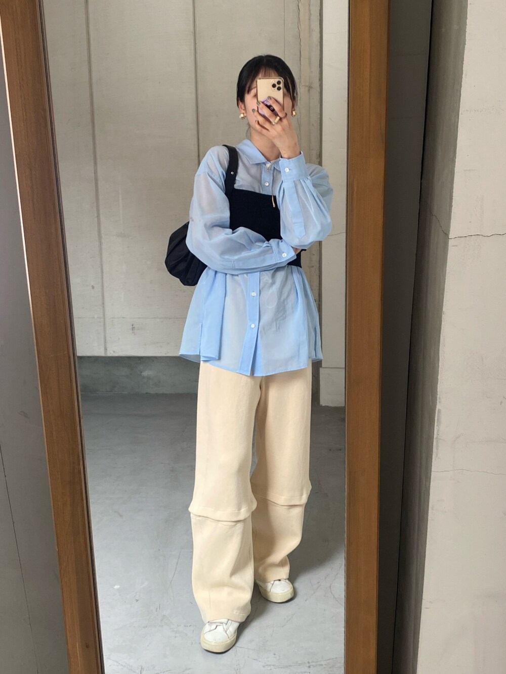 ブルー系のシャツ/ブラウス、ブラック系のトップス、ホワイト系のその他パンツを着用したレディースの秋コーディネートの3枚目の写真