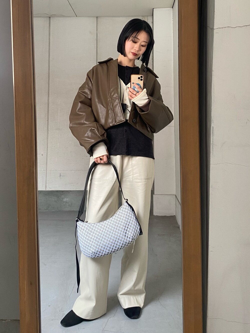 ホワイト系のその他パンツ、ホワイト系のアンサンブル、ホワイト系のバッグを着用したレディースの冬コーディネートの3枚目の写真