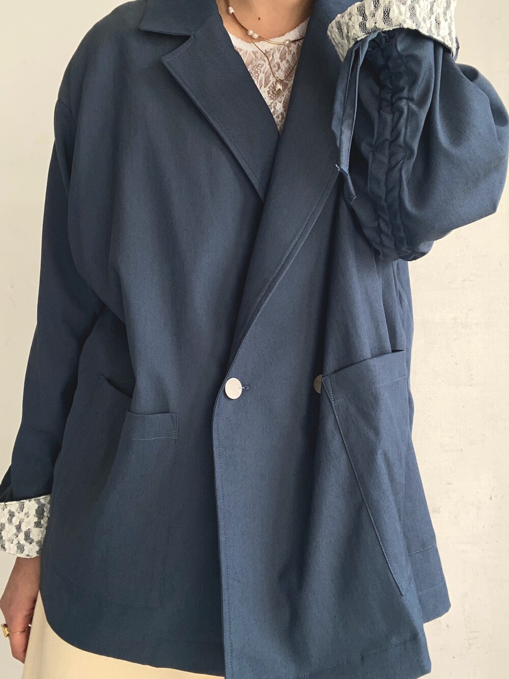 ブルー系のその他アウター、ホワイト系のTシャツ/カットソー、ホワイト系のその他パンツを着用したレディースの冬コーディネートの2枚目の写真