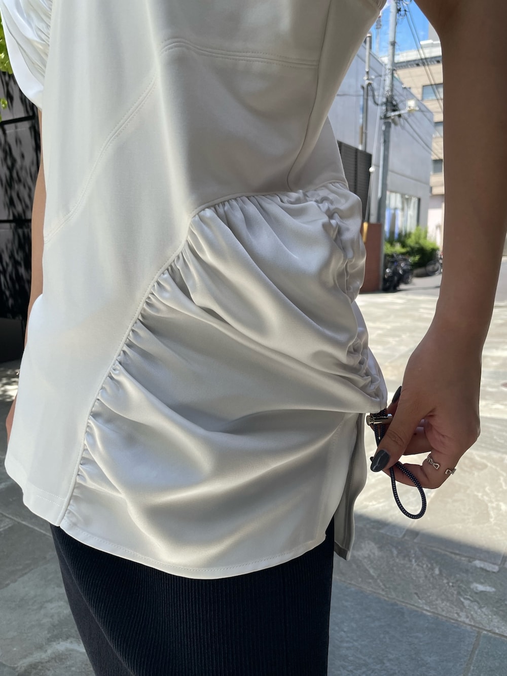 ホワイト系のTシャツ/カットソー、ブルー系のスカート、ブラック系のサンダルを着用したレディースの夏コーディネートの5枚目の写真