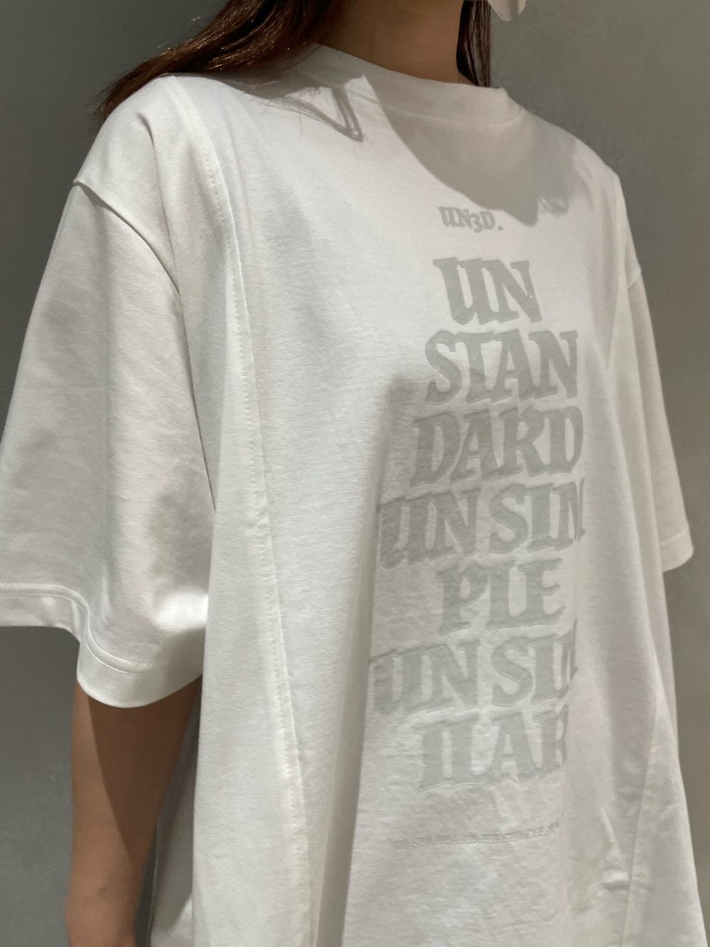 ホワイト系のTシャツ/カットソー、ホワイト系のバックパック/リュック、オレンジ系のスカートを着用したレディースの夏コーディネートの5枚目の写真