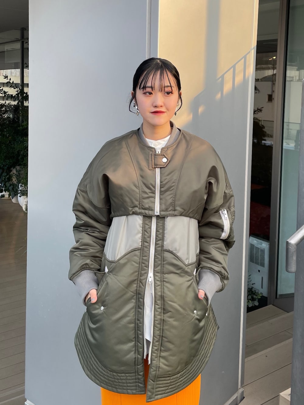 グリーン系のMA-1、ホワイト系のシャツ/ブラウス、シルバー系のブーツを着用したレディースの冬コーディネートの3枚目の写真