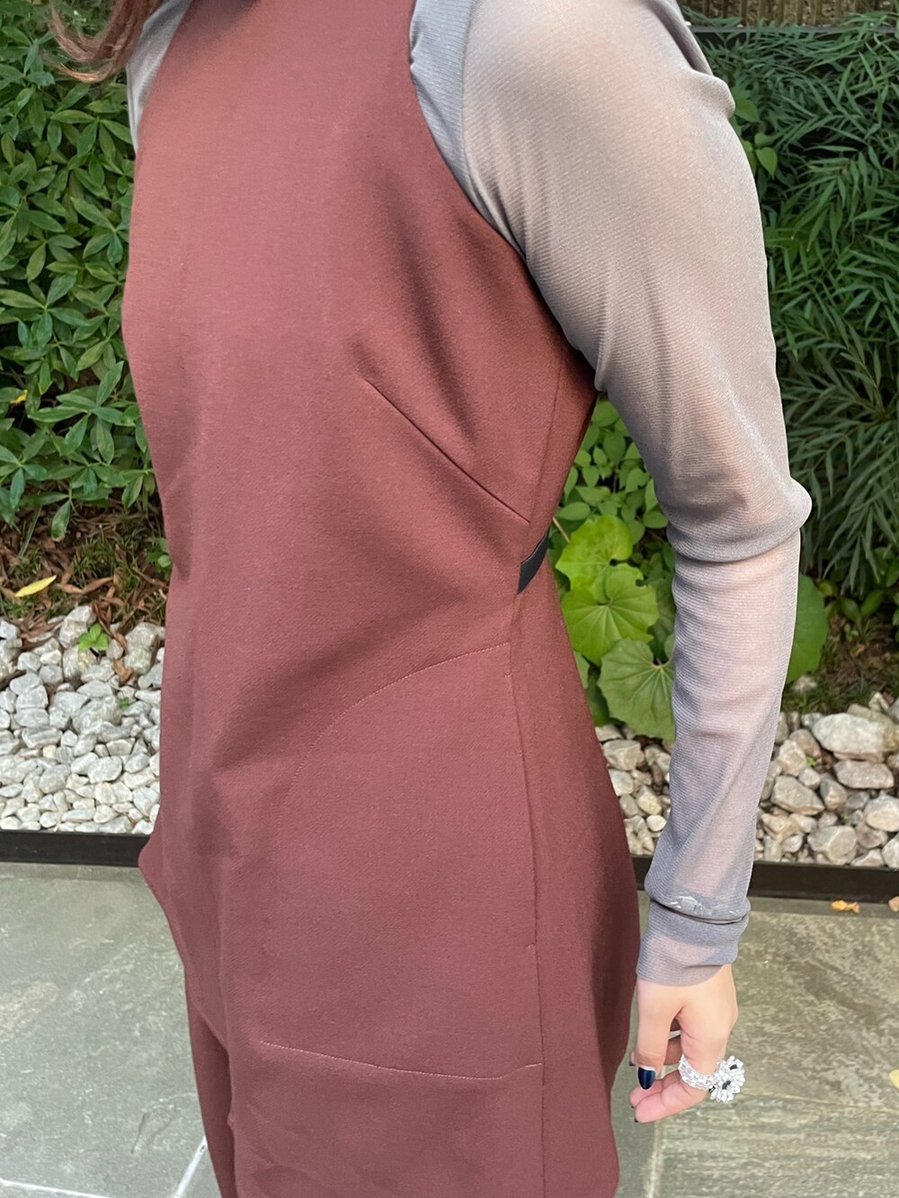 ブラウン系のTシャツ/カットソー、ブラウン系のその他パンツ、グレー系のローファーを着用したレディースの夏コーディネートの5枚目の写真