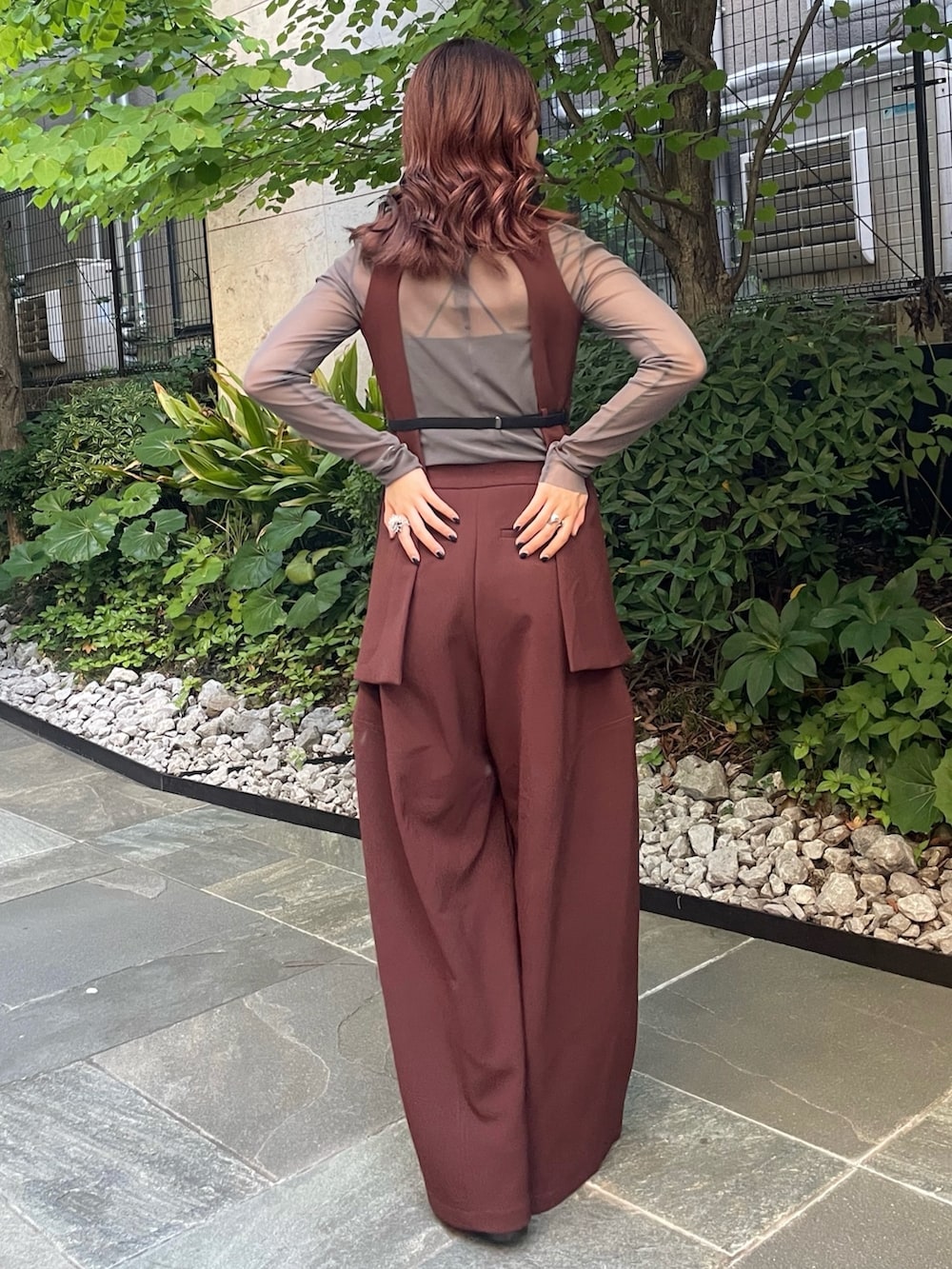 ブラウン系のTシャツ/カットソー、ブラウン系のその他パンツ、グレー系のローファーを着用したレディースの夏コーディネートの3枚目の写真