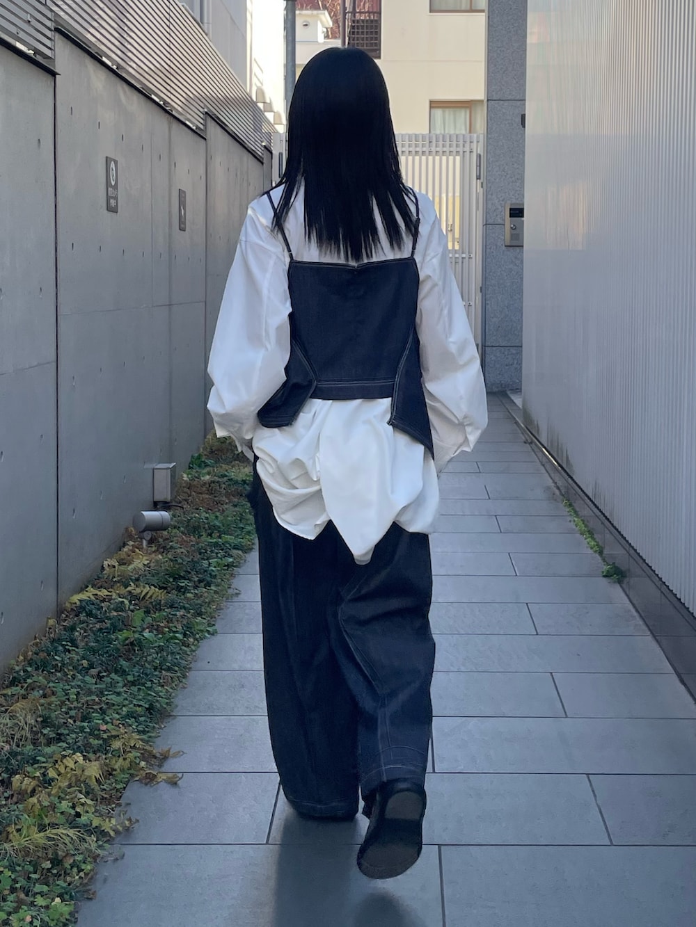 ブルー系のキャミソール、ブルー系のその他パンツ、ホワイト系のシャツ/ブラウスを着用したレディースの冬コーディネートの2枚目の写真