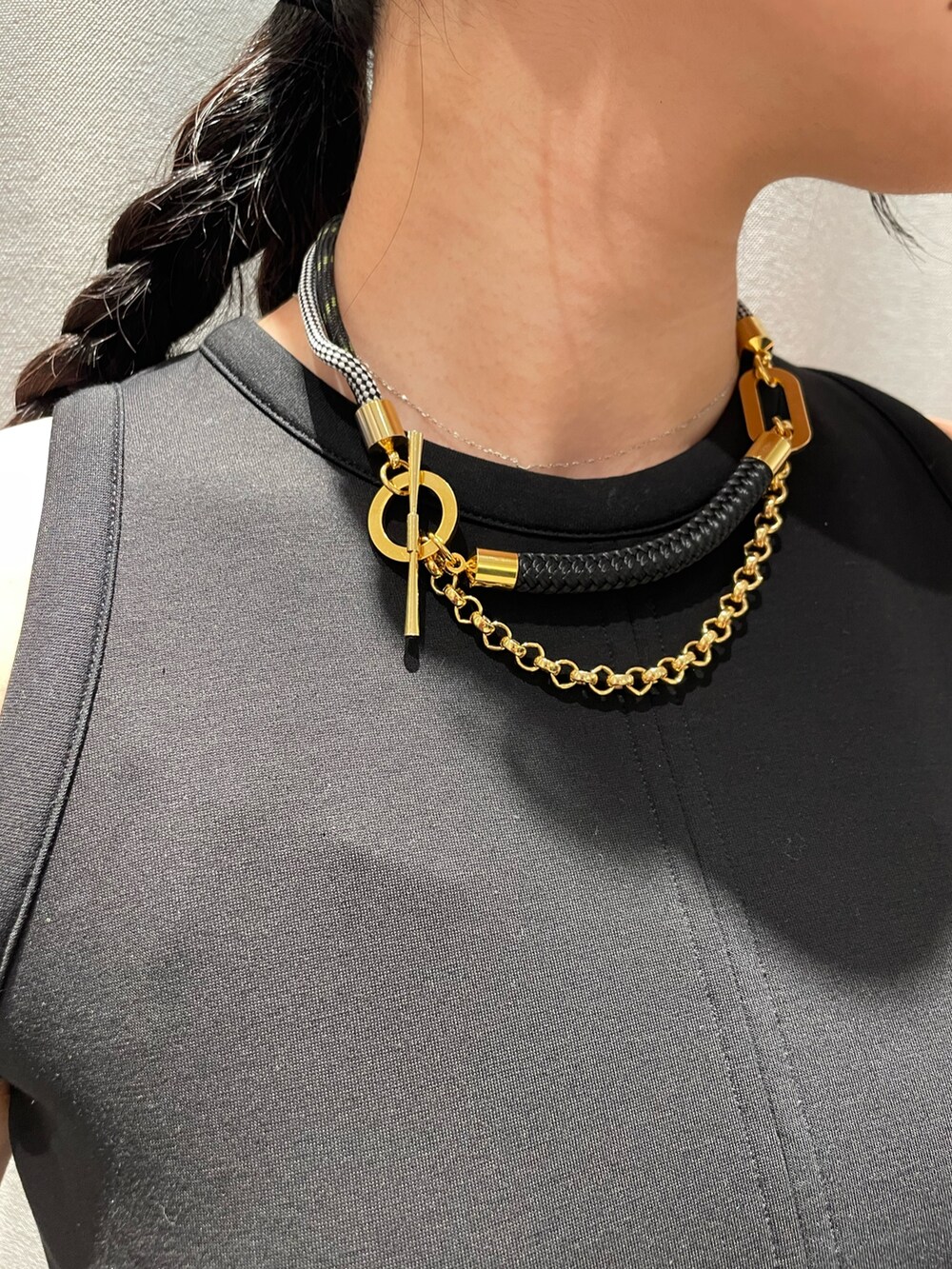 グリーン系のスカート、その他のタンクトップ、グリーン系のサンダルを着用したレディースの春コーディネートの4枚目の写真