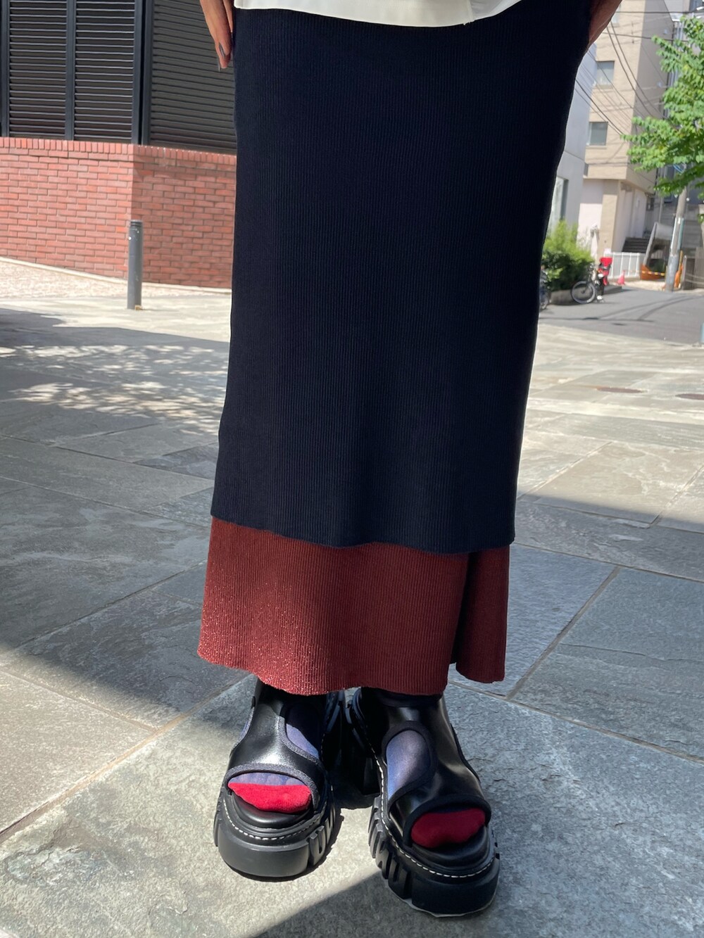 ホワイト系のTシャツ/カットソー、ブルー系のスカート、ブラック系のサンダルを着用したレディースの夏コーディネートの7枚目の写真