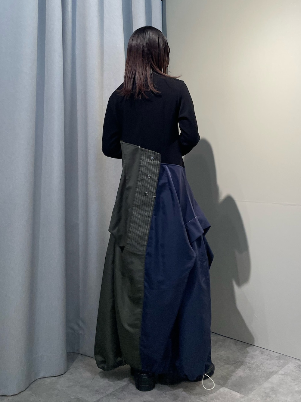 その他のワンピース、ブラック系のブーツ、シルバー系のネックレスを着用したレディースの秋コーディネートの2枚目の写真