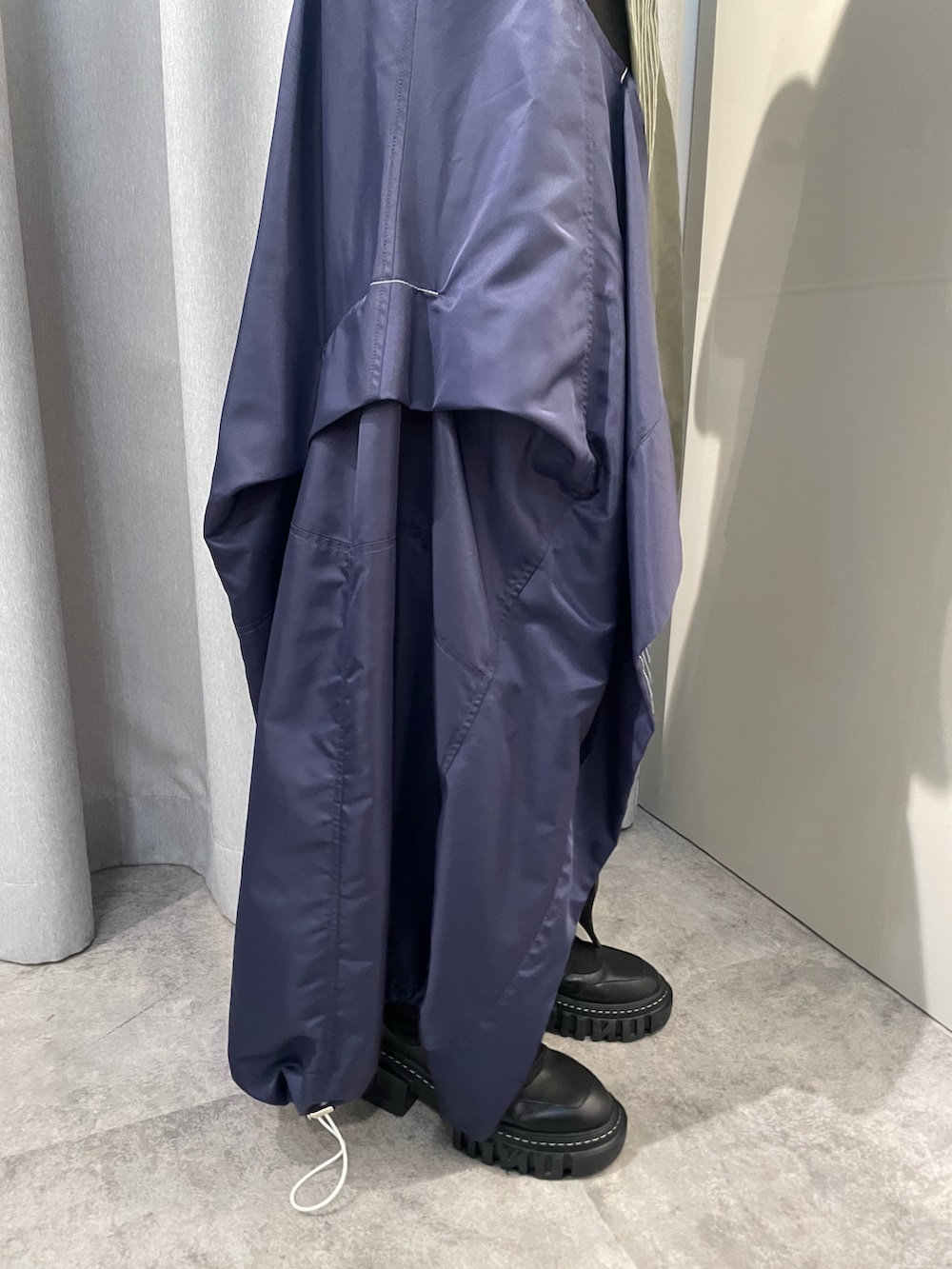 その他のワンピース、ブラック系のブーツ、シルバー系のネックレスを着用したレディースの秋コーディネートの8枚目の写真