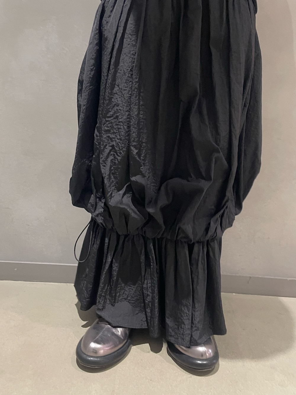 ブラック系のカーディガン/ボレロ、ホワイト系のシャツ/ブラウス、ブラック系のスカートを着用したレディースの春コーディネートの6枚目の写真