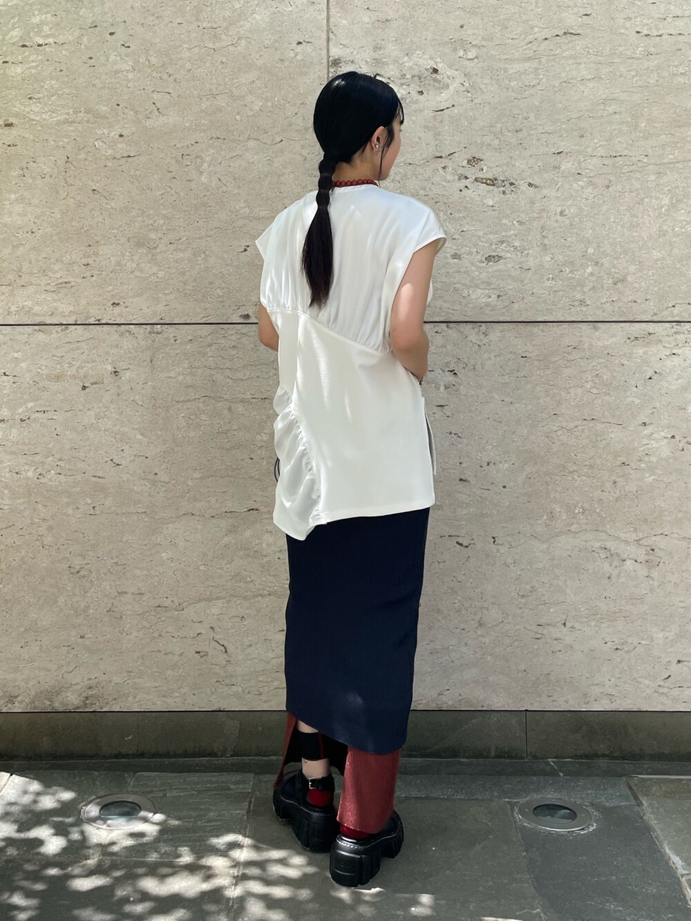 ホワイト系のTシャツ/カットソー、ブルー系のスカート、ブラック系のサンダルを着用したレディースの夏コーディネートの2枚目の写真